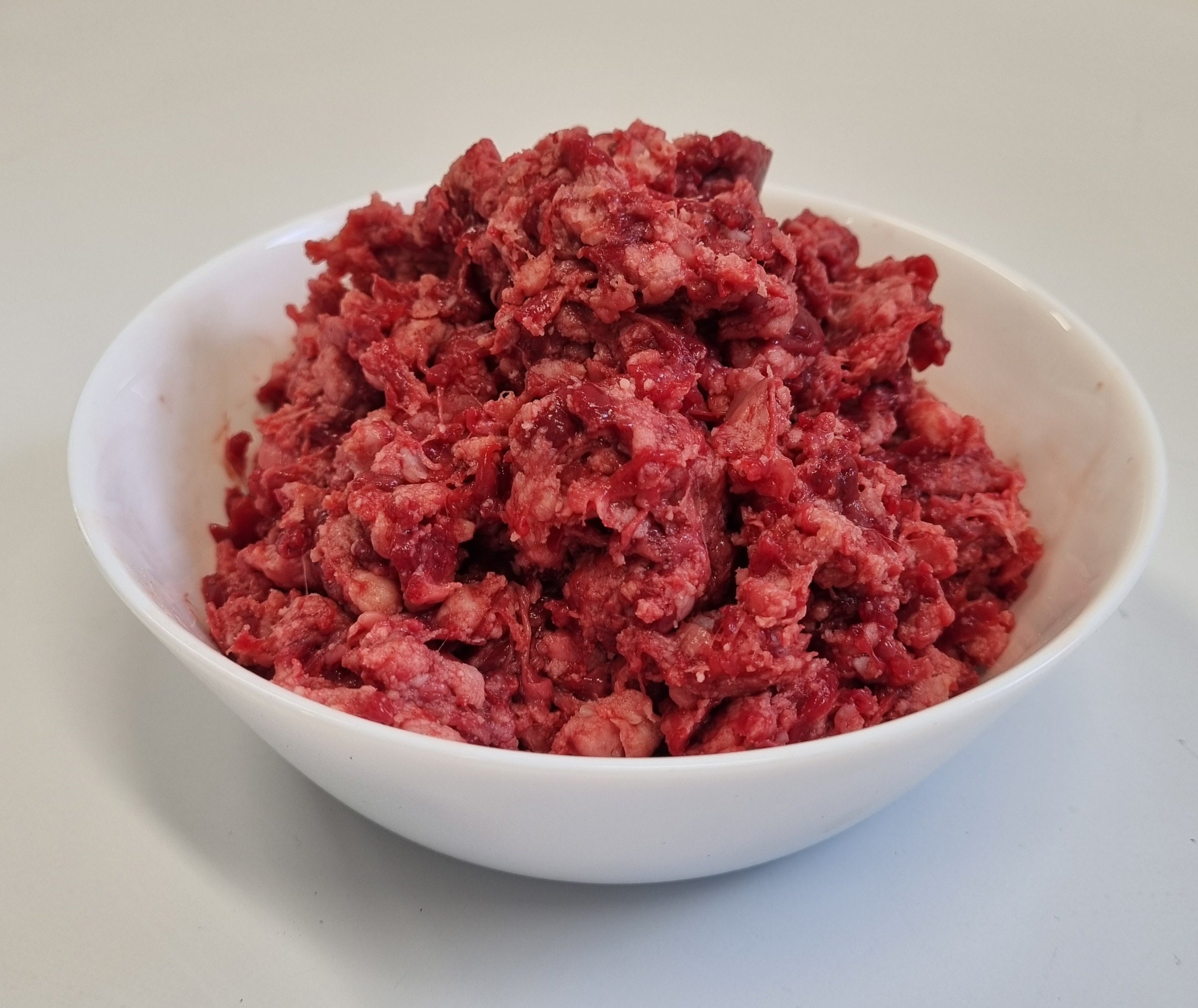 Huippu Vapaana laiduntavan lampaan liha koiralle, laadukas raakaruoka koiralle. Allergiaruoka, allergisen koiran ruoka, monoproteiini.